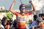 Was dazu gehört, in Katar zu gewinnen, weiß Lizzie Armitstead nur zu gut. Hier feiert sie gerade ihren Sieg. Die UCI Straßenweltmeisterschaften 2016 werden ebenfalls in dem Emirat ausgetragen. (Foto: Bruno Bade / ASO)