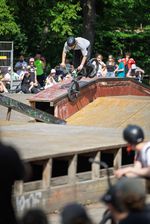 Eben noch haben wir behauptet, auf dem Highway wären die internationalen Gäste rar gesäht – und dann zeigt das erste Foto einen Österreicher, haha. Aaron Thernetzbacher, Tooth to 1st place in Amateur Street