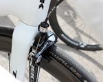 Das Trek Emonda ist eines der ersten Bikes, dass Shimanos neue Bremsen nutzt. Die Bremsen sollen Winverwirbelungen reduzieren, und sind extrem leicht. Außerdem konnte die Bremsleistung deutlich verbessert werden.