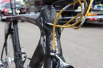 Cancellaras Kabel laufen durch ein Kabelsystem von Nokon. An seinem Aufwärm-Bike in Gold und später an der Rennmaschine in Rot. Man beachte auch die 7 Speere am Steuerrohr.