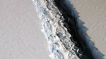 Ein Bild der NASA aus dem März 2017 zeigt den Riss im Larsen-C-Schelfeis – Credit: NASA/John Sonntag