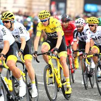 Auch die weiteren Sky-Fahrer, die ebenfalls ihren Teil zum Erfolg des 32-jährigen Froome und zum Sieg der Teamwertung von Sky beitrugen, bekamen für das Tourfinale gelbe Shorts, Trinkflaschen, Lenkerband und Helme spendiert. (Bild: Sirotti)