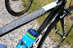 Scott hat mit neuen Addict das erste Frameset unterhalb der magischen 1000g-Marke auf den Markt gebracht. Das Gewicht gilt für einen 54er Rahmen und liegt bei exakten 995 Gramm. Basis des neuen superleichten Geräts ist ein neuartiges Carbon-Layup. Scott spricht hierbei von HMXSL, welches aus einem Mix aus T800S von Toray (Weltmarktführer für Carbonfasern) und T1000S besteht und mit einem neuen Nano-Harz verbunden wird. Die daraus resultierenden Rohre sollen aktuell die bruch- und verwindungssteifsten am Markt sein. Das gleiche Material wird übrigens auch in der Militärtechnik verwendet.