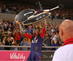 Bradley Wiggins triumphierte und hielt sein Pinarello Bolide HR in die Luft. (Foto: Jaguar)