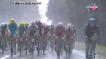 Das Hauptfeld in der Waschküche. Andre Greipel in Führung, gute Idee bevor es in den Anstieg geht, bei dem erz weifellos Zeit liegenlassen wird.