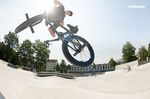 Dominik Betten testet die Bankhip mit einem Downside Whip an