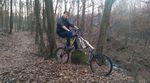 Ein Mountainbike mit drei Federgabeln? Wir haben auf einer serbischen Webseite das wahrscheinlich eigenartigste Customrad aller Zeiten entdeckt.
