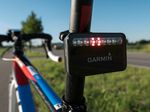 Garmin Varia Fahrradradar – Rücklicht-/Radareinheit: Ist die Straße hinter dem Radfahrer frei, so leuchten die mittleren zwei LEDs dauerhaft.