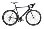 Hier sieht man das Cannondale SuperSix EVO Hi-Mod Black Inc. Der Bikebauer hat der Maschine eine wirklich smarte Ausstattung verpasst. Möchte man sich den 5,8 Kilogramm leichten Untersatz nach Hause holen, muss man dafür stolze 10.999 Euro auf den Tisch legen. (Foto: Cannondale)