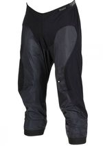 Mit einer mehrschichtigen Wettermembran arbeitet die Assos HK Sturmnuss Regenhose - sie wird über die normale Radhose gezogen.
