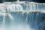 Ortiz stürzt sich in einen Wasserfall in Mexiko; Foto: Lane Jacobs 