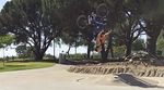 Backflips mit einem BMX-Rad locken niemanden mehr hinterm Ofen hervor. Es sei denn, man macht den Trick so wie Dylan Stark in diesem Video. Check it!
