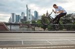 Sebastian Anton schnickt seinen Lenker vor der Skyline von FFM