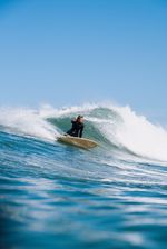 Boris Romann surfing Fernand Surfboards_Foto_ Thea Amyst