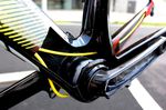 Die patentierte Kabelführung ist komplett intern. Wie man sieht, werden die Kabel am Tretlager vorbeigeführt und im Inneren des Rahmens verteilt, damit kein unnötiger Luftwiderstand erzeugt wird. 