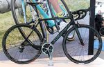 Der schwarze Bianchi-Specialissima-Rahmen ist ein wenig leichter als die Ausführung in legendärem Celeste.
