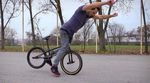 Übertrieben das Gleichgewicht! Oliver Kallei hat für dieses Video acht knalllharte Vorderradcombos am legendären KTGM-Flatlandspot in Ungarn gefilmt.