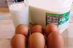 Milch und Eier sind beliebte Proteinlieferanten. Davon abgesehen gibt es für Veganer zahlreiche eiweißhaltige Alternativen. Viele Rennradfahrer greifen zur Optimierung ihrer Eiweißzufuhr auch zu Proteinshakes.