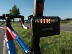 Garmin Varia Fahrradradar – Rücklicht-/Radareinheit: Sobald sich ein Fahrzeug nähert, schalten sich am Rücklicht für beste Sichtbarkeit immer mehr LEDs hinzu. Aus zwei werden vier ...