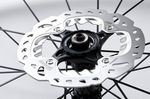 Die meisten Bikebauer arbeiten an ihren Rennrädern mit 140-mm-Disc-Rotoren (siehe Foto). Chris Boardman glaubt aber, dass 160-mm-Rotoren geeigneter sind.