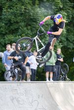 Lara Lessmann beherrscht Can Cans in allen Lebenslagen. Hier geht es über die Hip