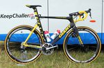 Marcel Kittel hat die erste Etappe der 101. Tour de France gewonnen und bekam damit als Gesamtführender gleich ein gelbes Giant Propel verpasst. Seine Mechaniker haben das gelbe Propel im Team Truck unter Verschluss gehalten, bis Kittel das Gelbe Trikot bekam.