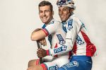 Lorrenzo Manzin stellt das FDJ-Team-Kit hier in einer etwas bizarren Pose vor... (Foto: FDJ)
