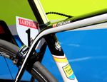 Specialized S-Works Tarmac - Kabelgehäuse, eine versenkte Sattelklemme und die Lackierung, die an Contadors Grand Tour Erfolge erinnert. Sein Specialized S-Works Tarmac steht da wie eine Eins.