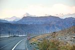 Der Karakoram Highway ist von einer atemberaubenden Bergkulisse umgeben. (Foto: Antoine SIPOS, via Flickr Creative Commons)