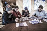 Teambesprechung: Jon Devore, Filippo Fabbi, Clark Fyans und Andy Farington; Foto: Red Bull