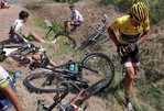Hier sieht man Fabian Cancellara direkt nach dem spektakulären Massensturz. Im Hintergrund liegt das gelbe Trek Domane im Graben. (Foto: ASO)