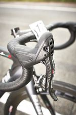 Superleicht, toll zu greifen und butterweich schaltend - aber eben auch sauteuer. Die Campagnolo Super Record 11s Ti bietet Spitzenklasse in jeder Beziehung.
