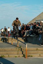 Was für ein Spot! Railride von Elias Bauer beim letzten Stopp am ersten Tag des Monster CashUp X CPH Street Jams. Anscheinend wurde dieses Rail von einigen Skatern in freier Wildbahn ausgesetzt. CPH halt …