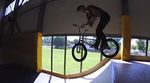 Louis Schneider hat uns dieses Video geschickt, in dem er in der Freestyle Halle Zürich den Barspin-Count hoch hält und auch sonst ansehnlich Fahrrad fährt.
