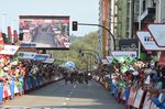 Ein Bild, was man auf der Vuelta a España selten sieht: Ein Kampf um den Sieg im Massensprint zum Ziel. (Foto: Sirotti)