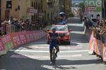 Mit einer Minute Vorsprung erreichte Brambilla das Ziel und sicherte sich seinen ersten Grand-Tour-Etappensieg und das Maglia Rosa. Foto: Sirotti