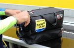 Tosatto zeigt uns, was in seiner Scicon-Tasche alles drin ist. Jede der Sporttaschen ist mit einer 1 oder 2 markiert, damit die Taschen auch ihren Weg in den richtigen Teamwagen finden.