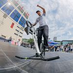 Eilt derzeit von einer Show zur nächsten und durfte natürlich auch auf der Eurobike nicht fehlen: Flatlandlegende und kunstform-Chef Daniel Fuhrmann geht auch mit 40 noch immer ab wie ein Diskus 