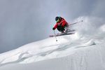Schienbeinschmerzen treten häufig beim Skifahren auf.
