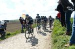 Paris-Roubaix 2016: Ellia Viviani (ganz vorn) wurde später von enem Begleitmotorrad angefahren und musste ins Krankenhaus. Foto: Sirotti