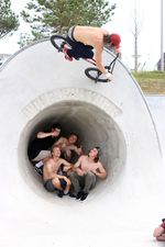 Dillon carvt im Überseestadt-Skatepark über den Rest der Crew; Foto: Paul Robinson