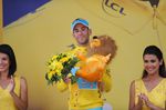 Vincenzo Nibali (Astana) als Sieger der 18. Etappe im Gelben Trikot - welches er wahrscheinlich auch in Paris tragen wird. (Foto: Sirotti) 