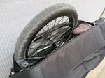 Zum Schluss musst du nur noch dein Vorderrad in die Seitetasche des EVOC BMX Travel Bags schieben