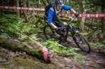 Über matschige Trails in Schottland heizen