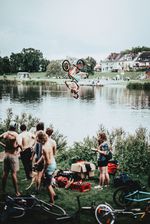 Der "Haake Beck"-Shop hat feinsten Scheiß gesponsert, dass das Rad farblich perfekt dazu passt, macht das Ganze nur besser. Schnubbys Badehose passt nur wegen dem ganzen grünen Rasen. Picture by Sven Hallmann