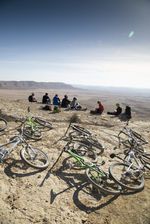 Pause am Ramon Krater © Alon Ron/ Biking Israel
