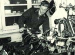 Koos Tacx eröffnete 1957 ein Fahrradgeschäft und begann 15 Jahre später mit der Herstellung von Rollenzylindern. (Foto: Tacx)