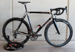 Das De Rosa Sessanta Alumino ist nur in sehr begrenzter Auflage erhältlich. Das Sessanta ist eines von vier "Black Label"-Bikes, die De Rosa zum 60-jährigen Firmenjubiläum produzieren lies. Jedes der vier Bikes wurde nur 60 mal hergestellt.