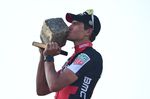 2017 durfte Greg Van Avermaet die Kopfsteipflastertrophäe von Paris–Roubaix küssen. Foto: ASO/P. Ballet