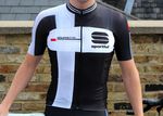 Das Sportful Gruppetto Aero Jersey besteht aus einer Kombination aus sehr leichten- und atmungsaktiven Material.